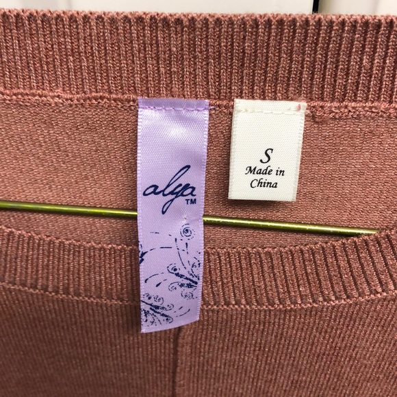 Alya by Francesca’s Sweater - Picture 2 of 3